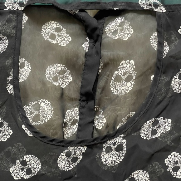 Torrid Sheer Skull Print Chiffon Blouse Short‎ Sleeve Button-Down XS/S Goth Emo - Picture 5 of 7